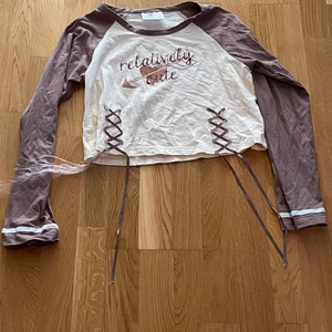 Kawaii - Tröja från kawaii en av trådarna har gått upp typ men funkar ändå att göra rosetter med. Köpt från kawaii.shop för ca 160kr 90kr 