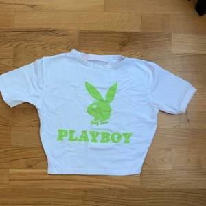 Playboy T-shirt  - Playboy T-shirt från missguided i storlek s. Vid köp skriv i chatten 💖