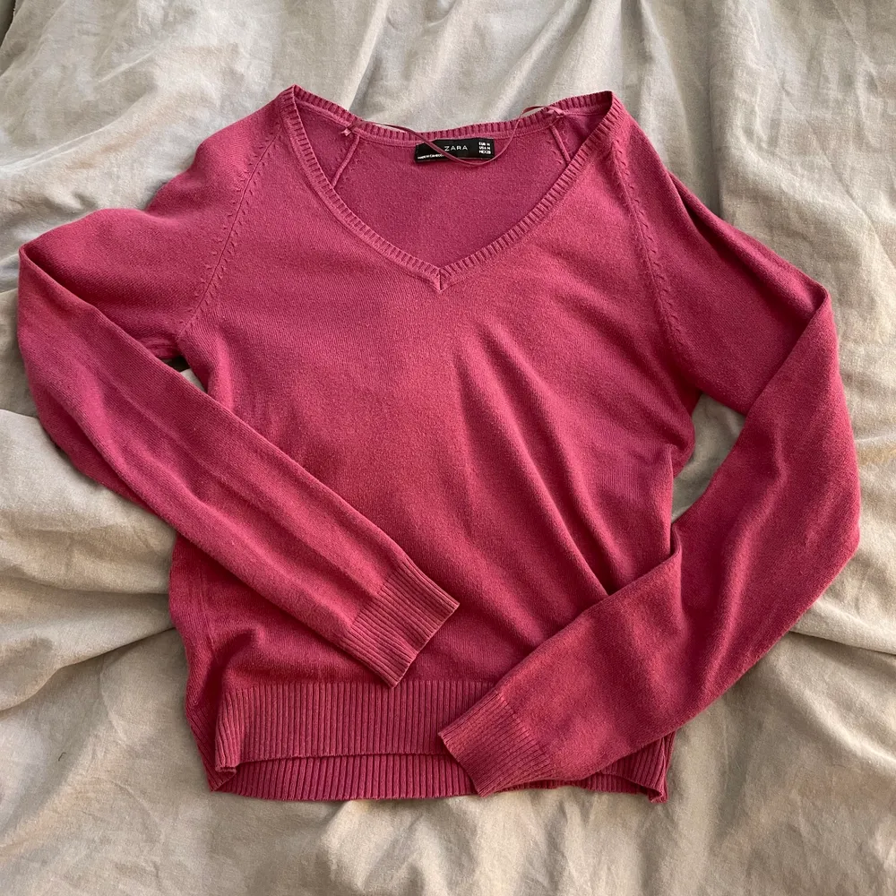 Säljer denna jättefina tröja ifrån Zara! Storlek M men är väldigt liten i storleken så passar även S, Xs och Xxs beroende på hur man vill att den ska sitta på! Kontakta för frågor eller intresse 💓💓💓. Tröjor & Koftor.