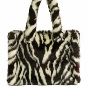 Oanvänd pälsväska i zebra mönster från Stand. Nypris 169 euro.