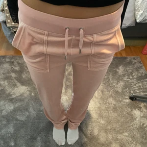 Juicy Couture Byxor Strl XS - Fina rosa juicy byxor i XS. Använt ca 3 gånger, i nyskick. Sitter bra på mig som har S. Personen på  bilden har XS i byxor..900kr + frakt