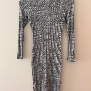 Grå fodralklänning - Grå fodralklänning storlek 6, motsvarar 34. Från New Look, köpt på Asos. Går till strax ovanför knät på mig som är 170cm. Säljes pga för liten för mig! 