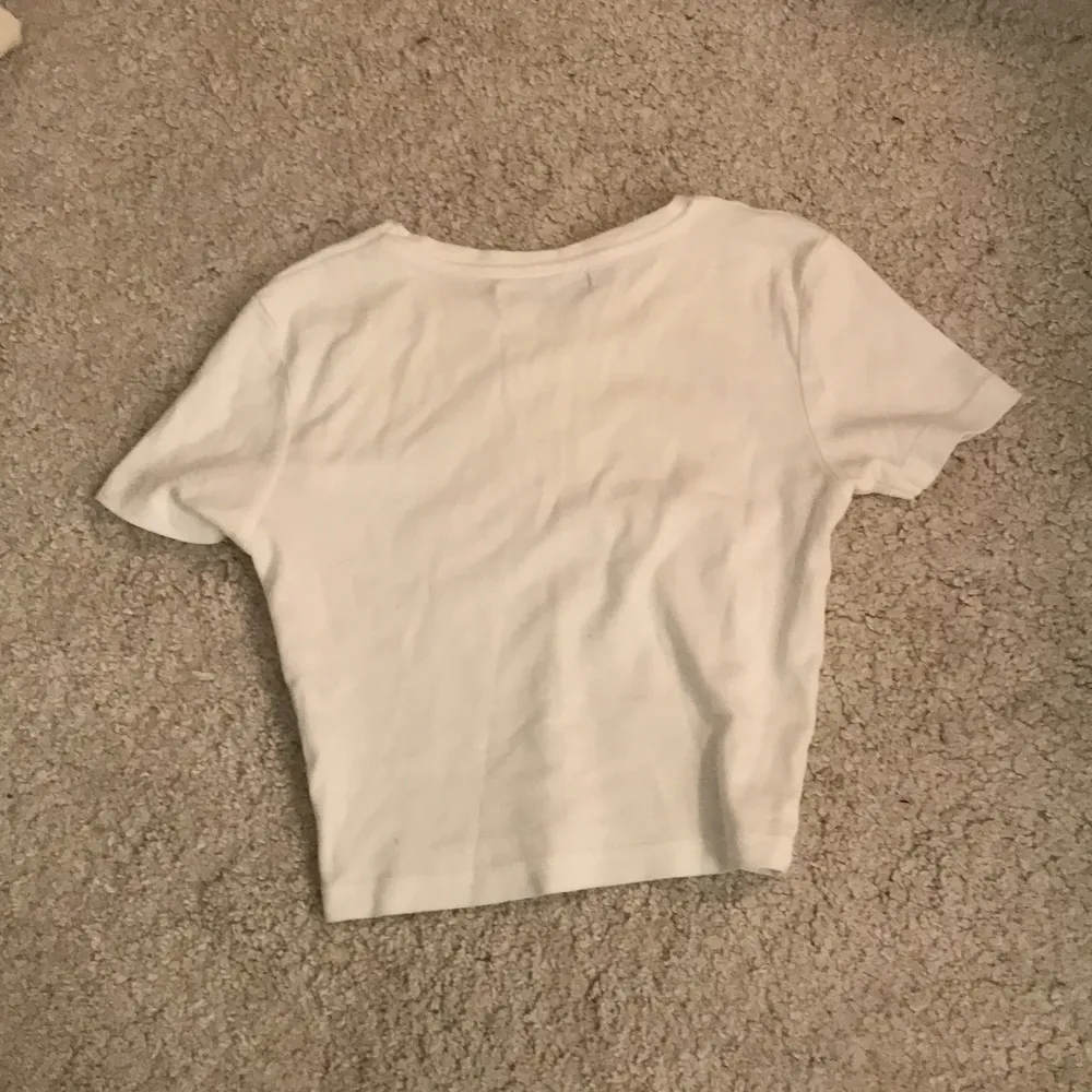 Säljer den här vita tröjan med en tiger på från Pull&Bear. Skriv privat för fler bilder eller frågor✨✨ Frakt ingår inte i priset💕. T-paidat.