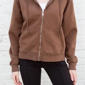 Brun christy hoodie regular fit - Brun christy hoodie i storleken regular fit från brandy melville. Köpte den för ungefär ett år sedan men säljer den då den inte kommit till användning. 