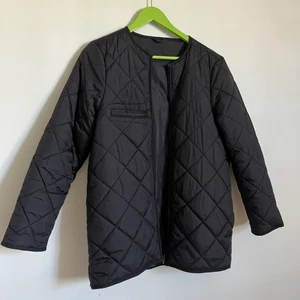 Fin svart jacka  - Svart jacka, knappt använd! Köpt på second hand så vet inte vad det är för märke. Strl XS- S. Ett hål i ena ficka som går att sy igen.  Hämtas i Stadshagen eller skickas. Köparen står för frakten. 