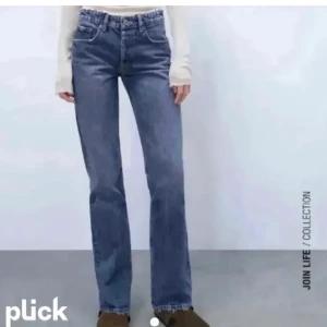 Zara mid rise  - Intressekoll på ett par mid rise jeans från zara! Komtakta gärna om du är intresserad💕har dom även i ljusblått