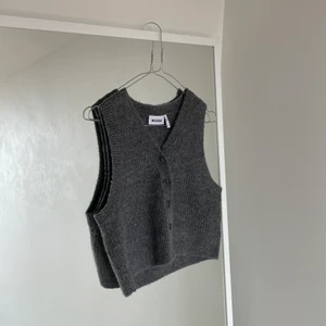 Stickad grå väst - Stickad grå väst från Weekday. Aldrig använd. Jag står för frakten 📦 Endast swish som betalningsmedel! 