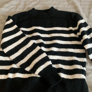 Stickad tröja - Så fin stickad tröja från h&m! Tröjan sticks inte och den är i storlek Xs men kan passa S! Köptes för runt 200kr men säljer billigare❤️kontakta vid intresse och tryck INTE PÅ KÖP DIREKT!!