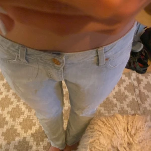 Lågmidjade jeans med slits💗💗😙 - Använda ungefär 3-4 ggr, köpta på plick!! Ganska bra skick💓 jeansen har en liten fläck längst ner på ena benet men det är inget som syns mycket!