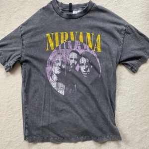 Nirvana t-shirt - Grå nirvana t-shirt från H&M🫶🏻 Säljer pågrund av att jag har tappat intresset för bandet💕 Storlek XS men sitter oversized på mig som vanligtvis bär S/M