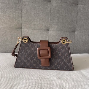 Handväska  - En skitsnygg handväska! Helt ny och aldrig använd. Det är ett stabilt material och du får med inklusive axelband om du vill byta! 😊