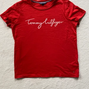 Tommy Hilfiger - Röd Tommy Hilfiger t-shirt med vitt tryck🫶🏻 jättesnygg men färgen passar inte mig💕 så gott som ny då den ej har kommit till användning