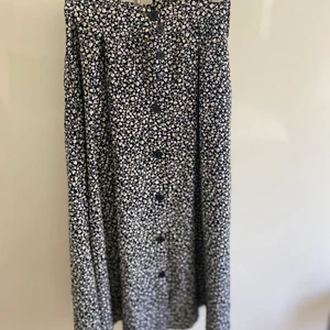 Långkjol - En blommig långkjol köpt för nått år sen. Den passar mig i storlek som vanligtvis bär xs. Har ni några frågor eller vill ha fler bilder så är det bara att höra av sig❤️