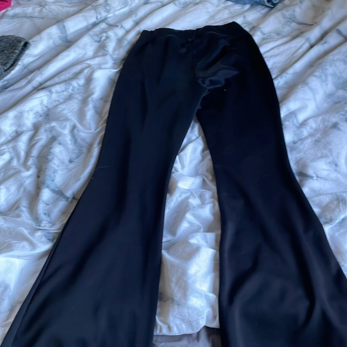 Svarta utsvängda byxor  - 90