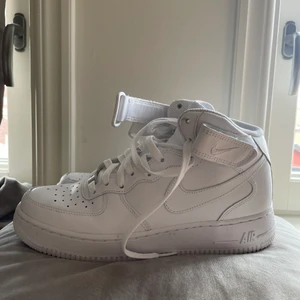 Nike air force high tops - Finns en jätteliten fläck på ena skon som knappt syns, använt 2 gånger högst