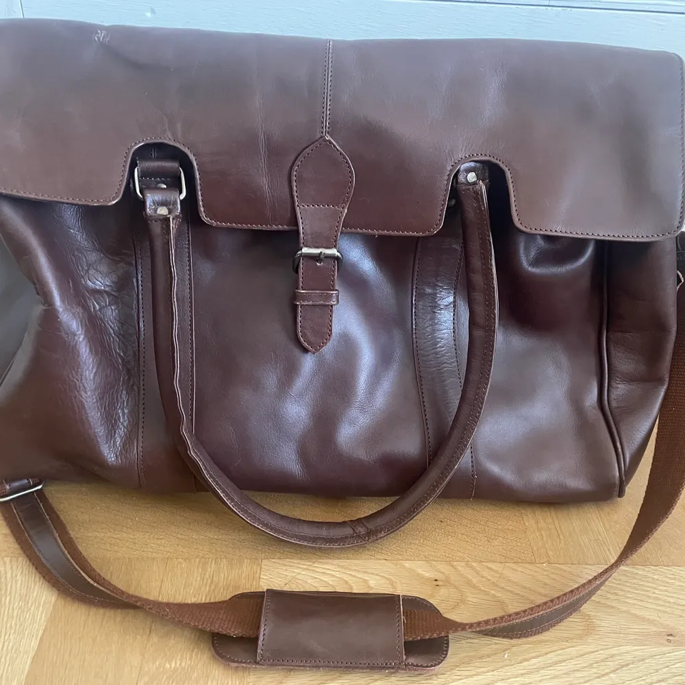 Vintage style genuine leather duffel bag from UK Etsy seller VintageChildShop.   https://www.etsy.com/uk/shop/VintageChildShop?ref=simple-shop-header-name&listing_id=1065675222. Väskor.