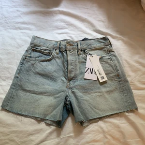 Zara jeans shorts  - Skit snygga zara shorts som aldrig är använda (prislappen är kvar). Passade tyvärr inte mig. Dom är i st 36 och är helt slutsålda på hemsidan. 