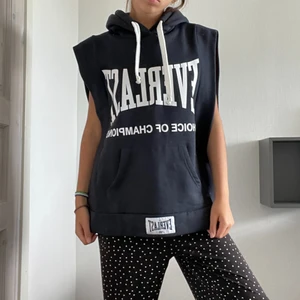 Everlast Hoodie  - En mycket stylish kortärmad hoodie! Sitter superskönt och är i nyskick! 💕