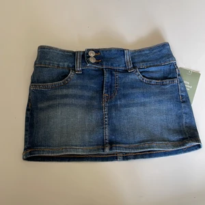 Jeans kjol - Jätte fin oanvänd jeans kjol från hm. Jag säljer den för att jag ville lämna tillbaka den men jag tappade bort kvittot. Lappen sitter kvar på kjolen. Köpt för 250kr. Köp direkt för 220kr + frakt 39kr. (Slutsåld inne på hm)