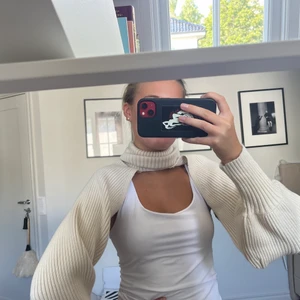 Zara-ärmar 🐻 - Säljer denna ”tröja” som är perfekt till hösten och som fungerar som ett par ”ärmar” Säljer för 250kr! 