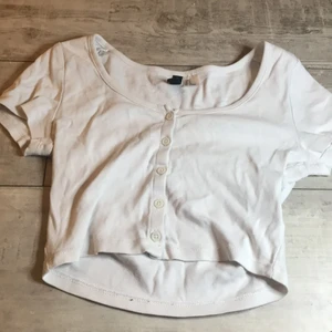 tröja - vit t-shirt från hm:) använd några gånger, inga problem me den<3