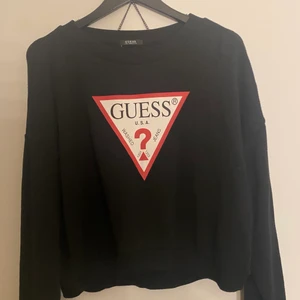 Sweatshirt  - Svart oversized sweatshirt med bra material, köpt för ca 700kr. Använder inte mycket därför vill jag bli av med den🥰