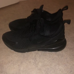 Nike 270 sneakers  - Nike 270 skor i storlek 40 som han använts ett par gånger. Köpte för ungefär 1899kr. 