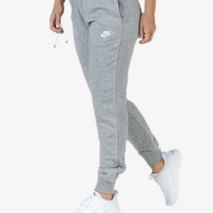 Nike mjukisbyxor - Äkta nike mjukisbyxor i storlek XS dock har de ett litet hål och en fläck jag är osäker på om den går bort (se bild)   60kr  Kan fraktas mot fraktkostand