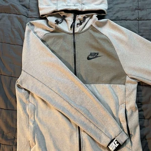 Nike zip tröja  - Hej.säljer en Nike fullzip hoodie i väldigt fint skick. Sparsamt använd. Skriv om du undrar något!
