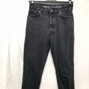 Svarta mom jeans - Svart/ gråsvarta mom jeans i ankel lämgs