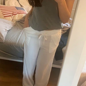 Vita eftertraktade linnebyxor! 🤍 - Aldrig använda ☺️ OBS! Genomskinliga på baksidan men tror inte det är ngn fara om man har vita underkläder :) Köp inte direkt tack 🙏🏼