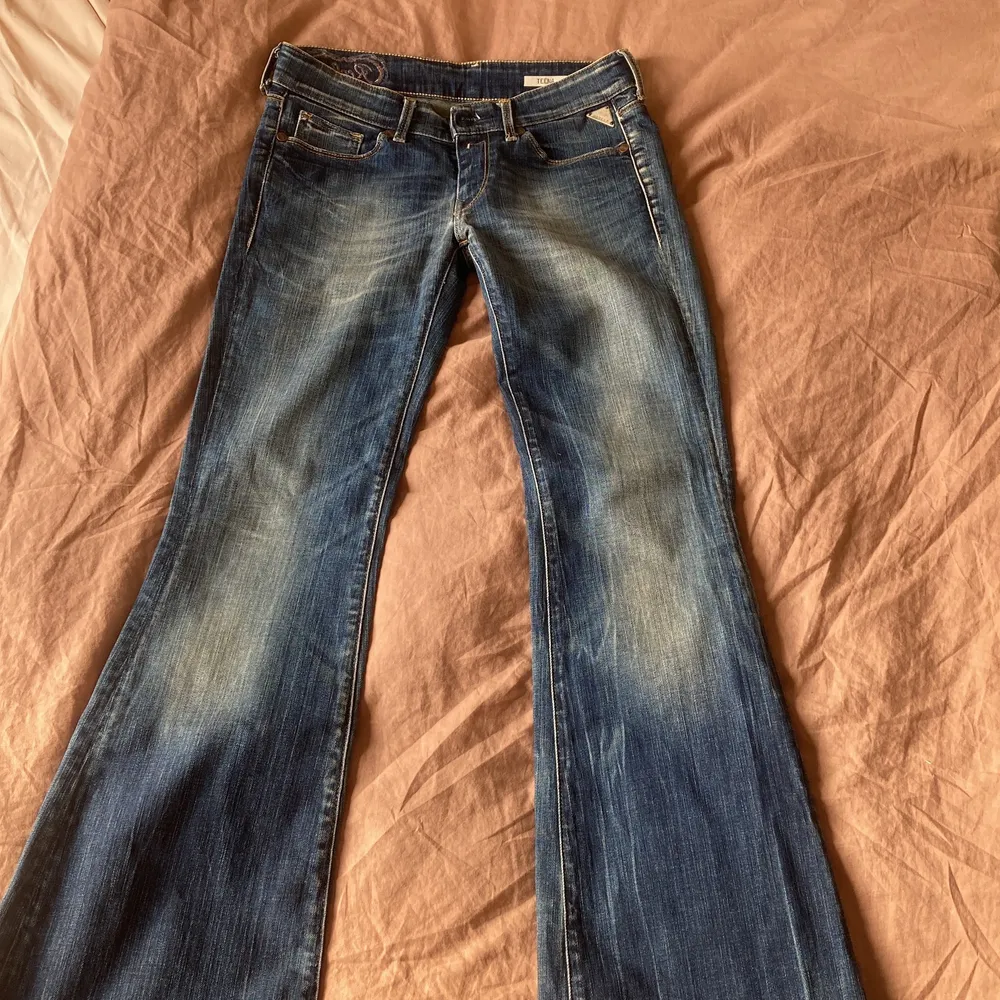 Säljer dessa superfina lågmidjade replay jeans då dom tyvärr inte passar längre💕 . Jeans & Byxor.