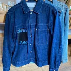 Jeansjacka - Hej! Jag säljer nu mina jeans jackor. Perfekt till slutet av sommaren och i början av hösten.  bild 1: Calvin Klein Jeans, mörkblå jeansjacka i storlek M. 250kr.