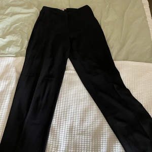 Raka kostymbyxor  - Från H&M Jättefina helt raka kostymbyxor som är vida/stora vid fötterna.  Säljer pga använder inte så mycket mer 