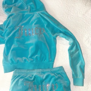 Juicy couture set  - Superfint turkost/blått set från juicy köpt på Urban outfitters. Alla stenar samt metalldelar vid snörerna sitter kvar. Storlek S i båda delar. Två av bilderna är lånade från hemsidan. Nypris 1600. Kan mötas upp i Norrköping, köparen står för frakt!😇