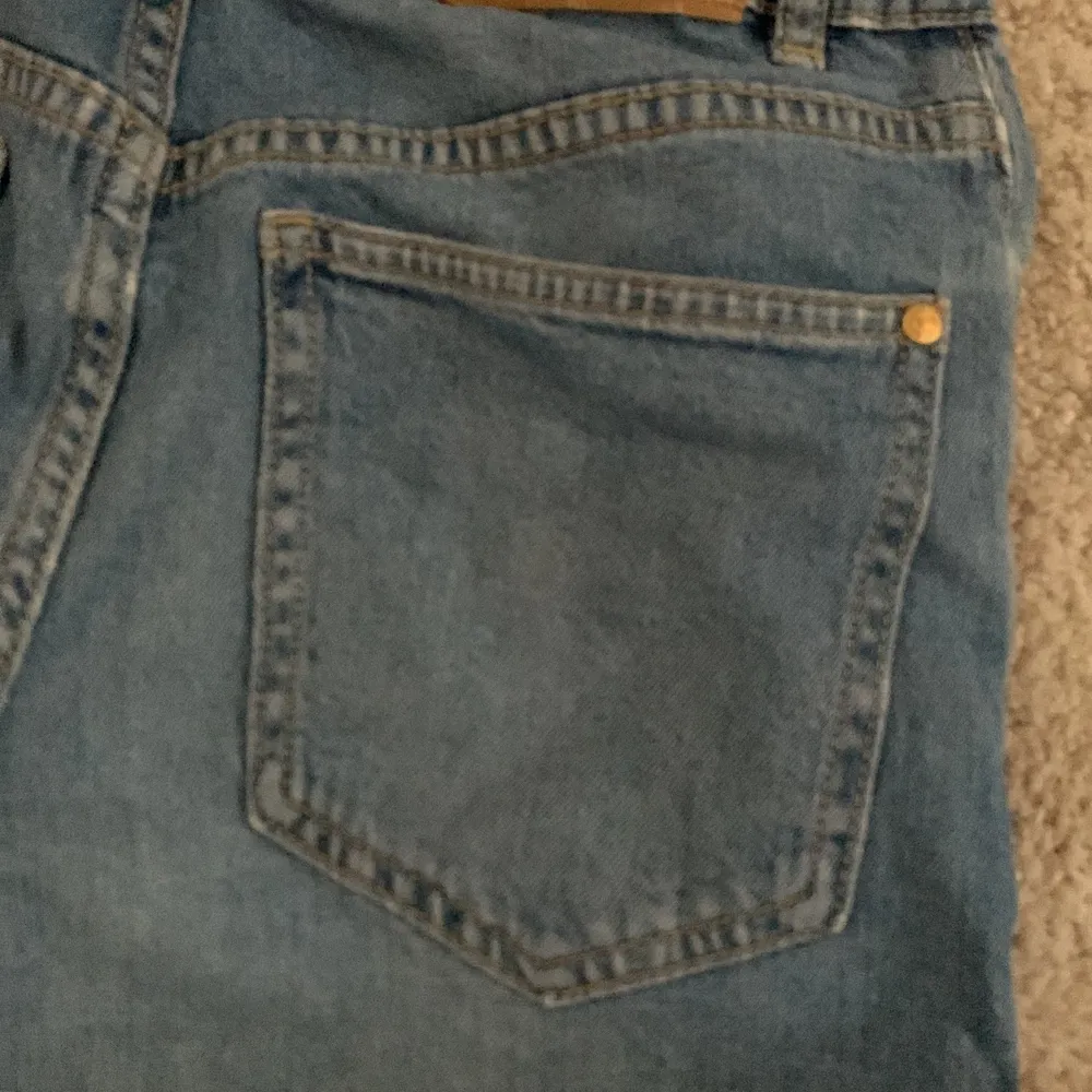 Ett par jättefina vida blåa jeans i stl 158. Säljer för att den har blivit för små. Byxorna är använda ett fåtal gånger💙. Jeans & Byxor.