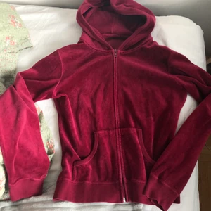 Söt juicy liknande - Läs bioooo! Skitfin men används bara inte längre. Liknar juicy couture. Köpt second hand. Inga frågor är dumma, bara att skriva!💞💞
