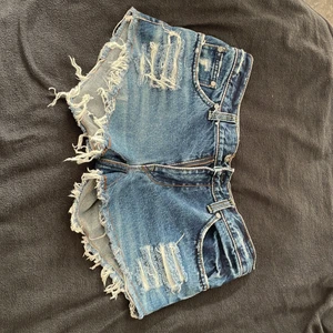 Jeans shorts från Nobody - Jätte fina lågmidjade jeans shorts från Nobody säljer på grund av att dem inte passar mig. Dem är lite mörkare i färgen än på bilden. Och så har dem ett snyggt tryck där bak. Skulle säga att dem passar S-XS. Lägg ett bud. 