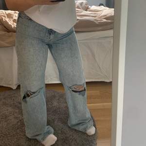 En par skit snygga vida jeans från monki! Säljer pga att de tyvärr är för små, helt oanvända lappen sitter kvar⭐️ nypris 400kr
