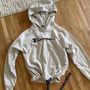 Hoodie från Champion, storlek S, säljs för 200kr