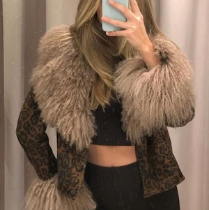 Charlotte simone päls - Säljer denna, använd få antal gånger. Mycket bra skick.