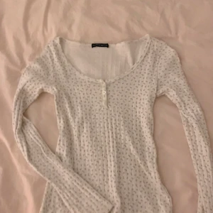 floral topp  - !! budet är på 180kr !! jätte fin top ifrån brandy, använd ett få tal gånger <3 (frakten är 21kr)