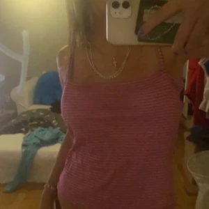 Topp  - Ett fint linne köpt second hand använt fåtal gånger, storlek 44 men sitter som xs-s 