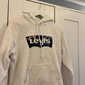 Levis hoodie i storlek S. Säljs då den ej används längre. Skriv om du är intresserad 💗