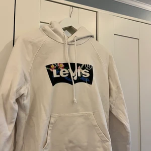Levis hoodie  - Levis hoodie i storlek S. Säljs då den ej används längre. Skriv om du är intresserad 💗