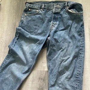 Jeans från weekday - 10/10 Skick   , köpt för 800 men var inte nöjd me färgen så jag vill bli av me dem 