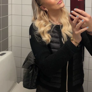 Moncler Cardigan - Svart Moncler Cardigan Äkta och storlek S Säljer endast för att den är för liten för mig💞💞