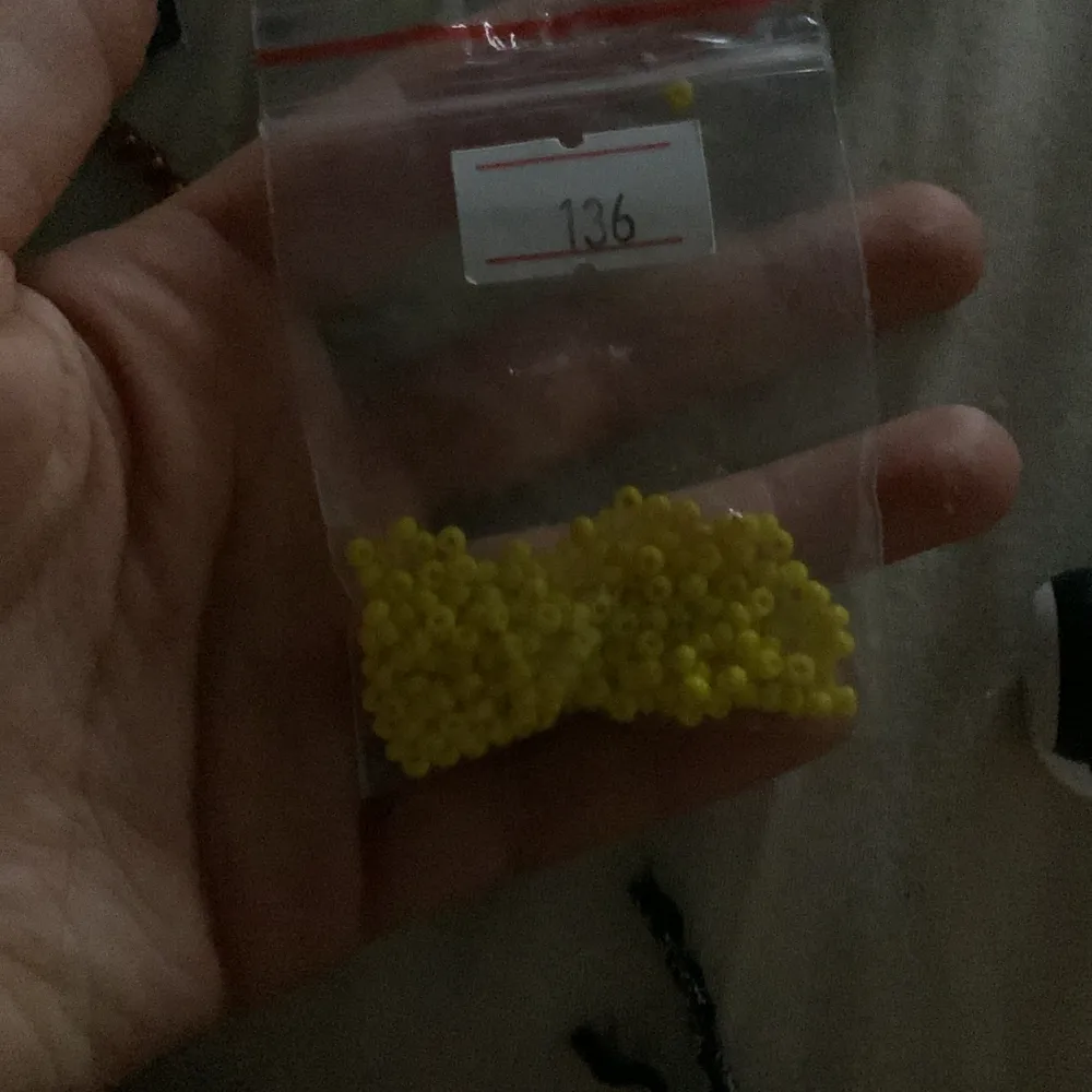 Mini pärlor i gul  136 pärlor i . Accessoarer.