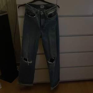 Håliga vida jeans i färgen marinblå från lager 157! Lite långa på mig som är 156! Köpare står för frakt🤍
