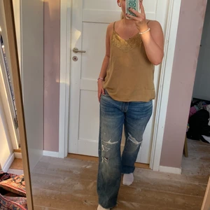 Jeans - Skit sköna och snygga jeans från zara som är lågmidjade och raka med slitningar